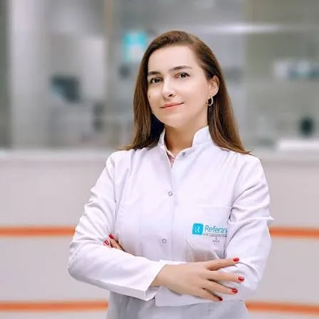 Kardioloq Günay Məhərrəmzadə Referans Medical Group-un həkim formasında